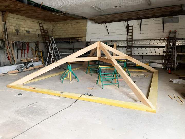 Création et rénovation de charpentes traditionnelles sur mesure.