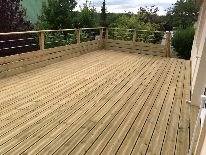 Aménagement de terrasses en bois robustes et esthétiques.